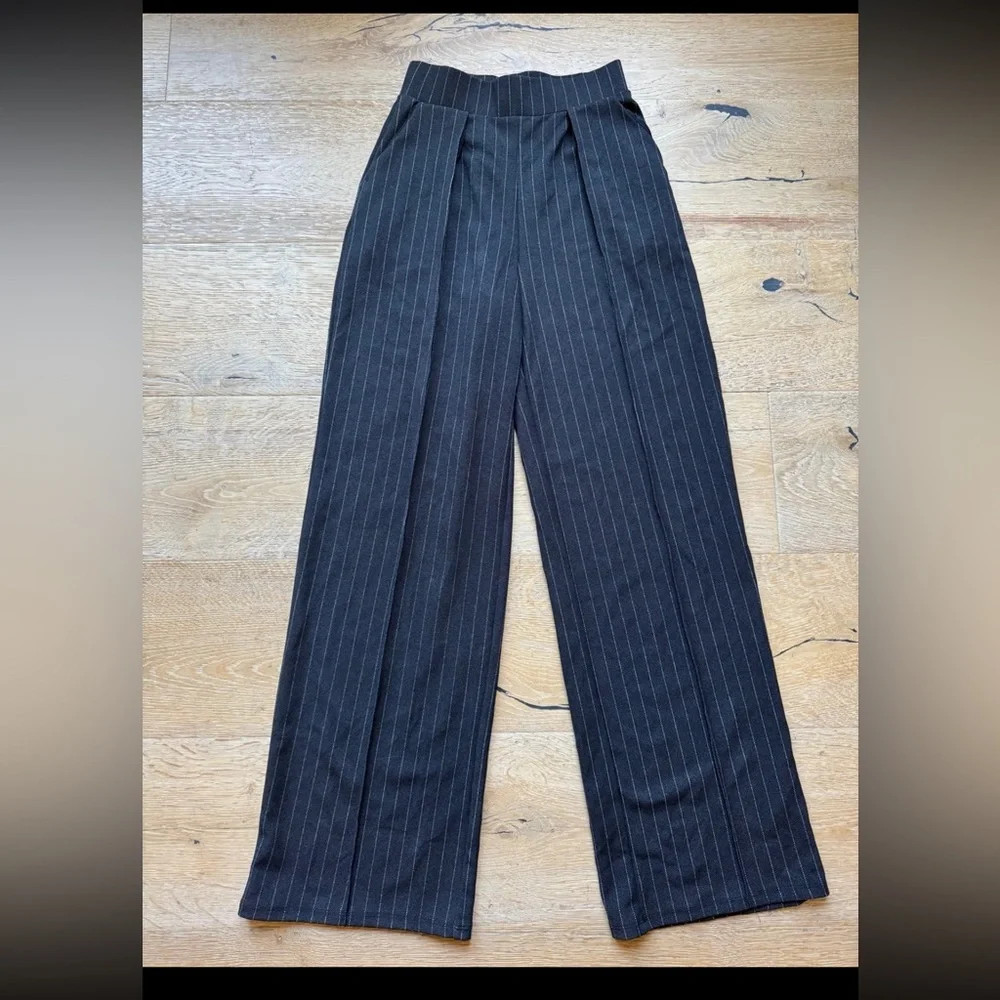 Gray Pinstripe Women's Wide-Leg High rise Pants sz XS NEW NWOT Price Firm! - Picture 6 of 12